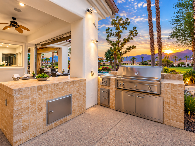 Outdoor kitchen and al fresco dining at Solmirage